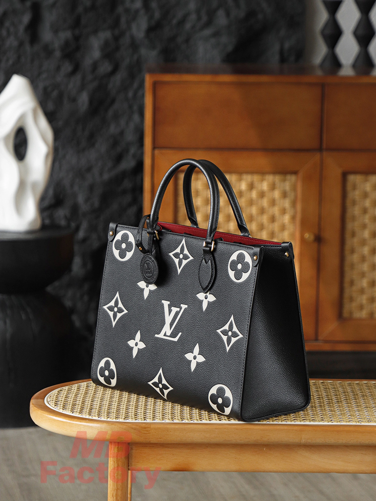 LV onthego中號黑白色托特包實拍側面