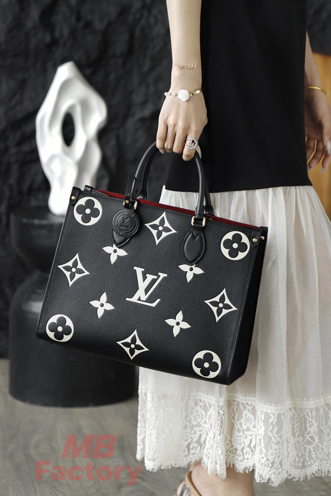 LV onthego中號黑白色托特包 手提穿搭上身效果