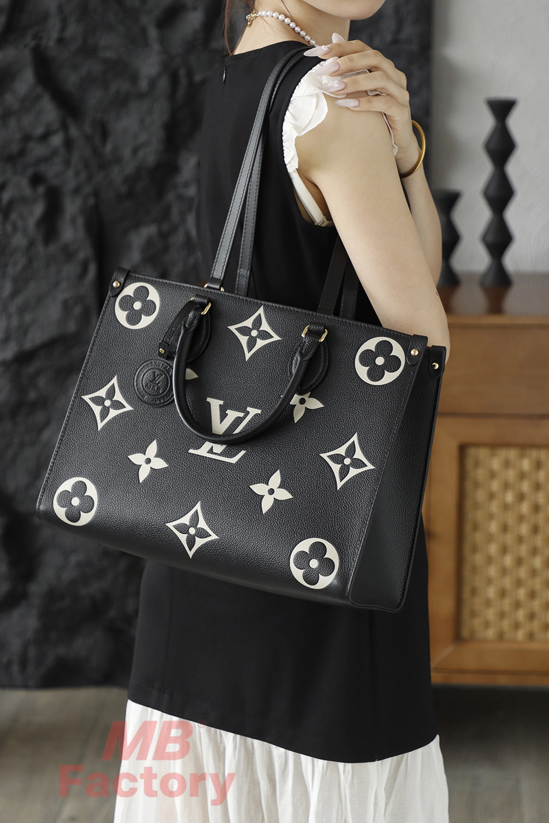 LV onthego中號黑白色托特包 單肩穿搭上身效果