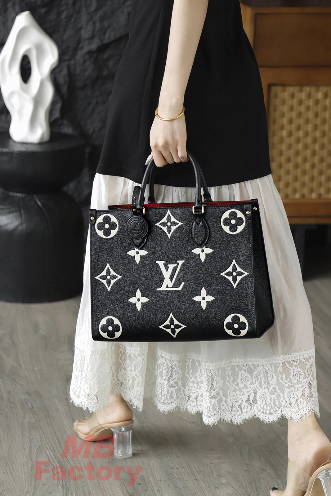LV onthego中號黑白色托特包 手提穿搭上身效果