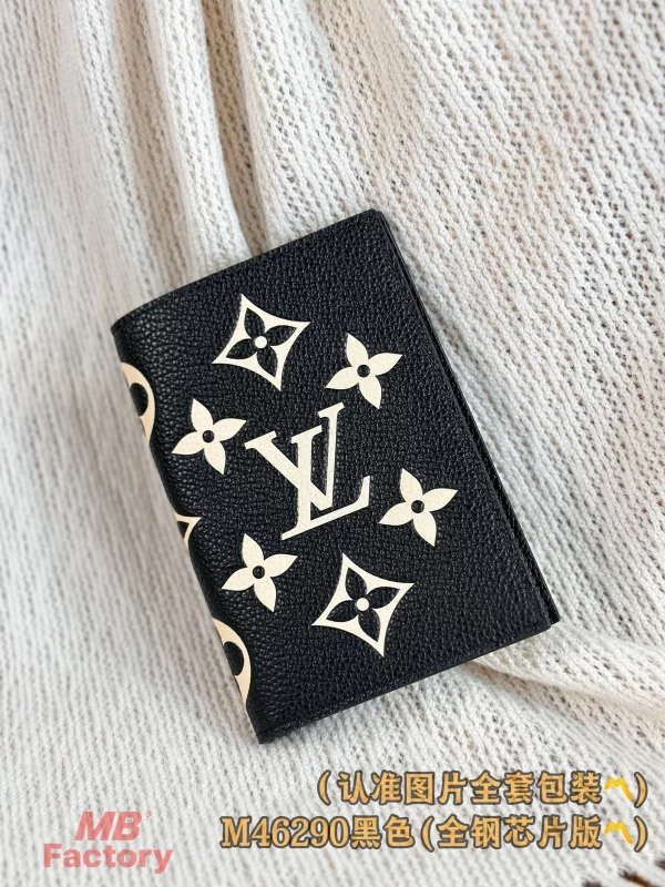 原单高仿 LV 黑色 壓花 卡片 對摺護照夾 M46290 實拍照片背面