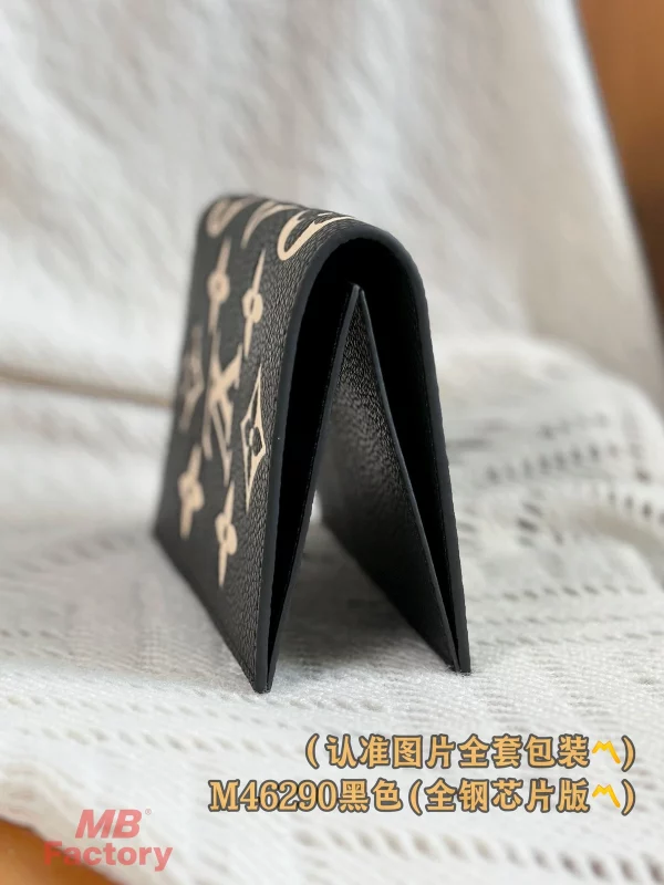 原单高仿 LV 黑色 壓花 卡片 對摺護照夾 M46290 實拍照片側面