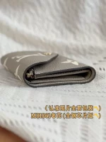 超級高仿 LV Victorine 黑色 壓花 短款 三折扣子 零錢包 M81861 實拍照片側面