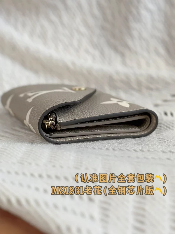 超級高仿 LV Victorine 黑色 壓花 短款 三折扣子 零錢包 M81861 實拍照片側面