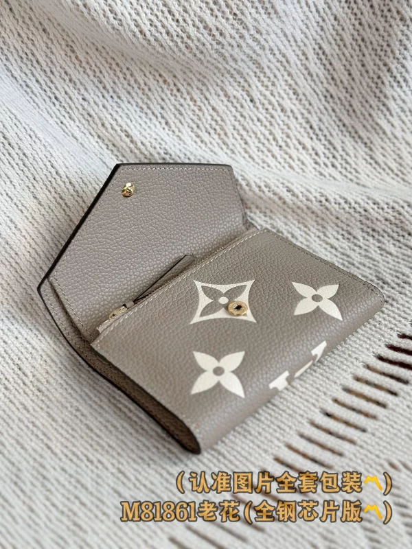 超級高仿 LV Victorine 黑色 壓花 短款 三折扣子 零錢包 M81861 實拍照片側面