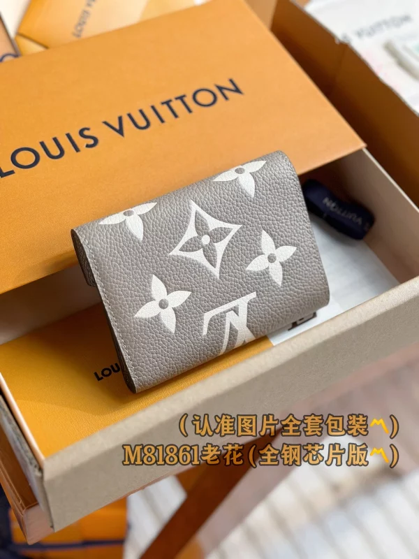 超級高仿 LV Victorine 黑色 壓花 短款 三折扣子 零錢包 M81861 實拍照片背面