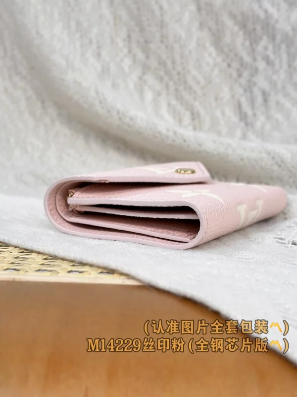 超級高仿 LV Victorine 櫻花粉 壓花 短款 三折扣子 零錢包 M14229 實拍照片側面 超級高仿 LV Victorine 櫻花粉 壓花 短款 三折扣子 零錢包 M14229 實拍照片側面