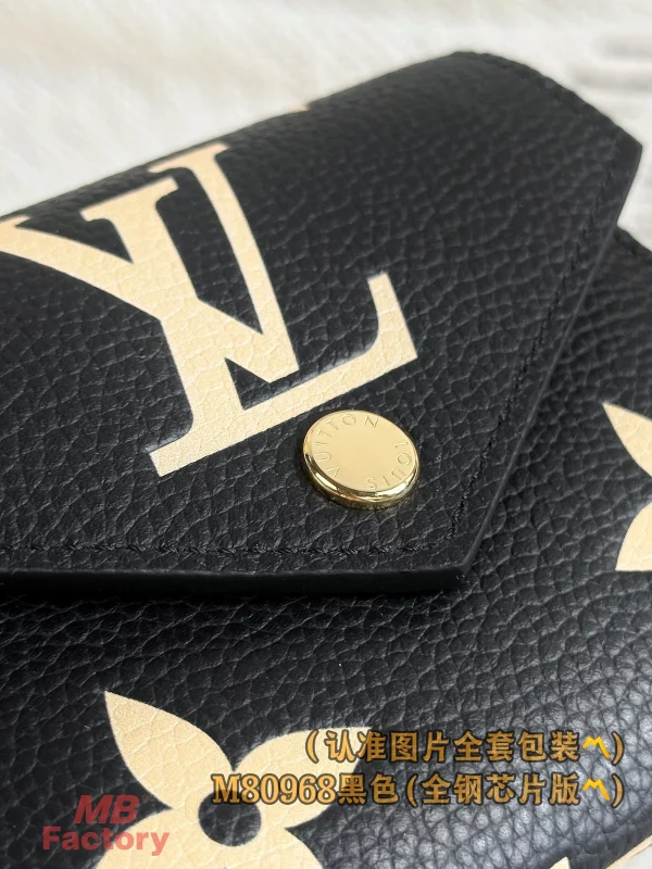 超級高仿 LV Victorine 黑色 壓花 短款 三折扣子 零錢包 M80968 實拍照片全鋼五金扣子 超級高仿 LV Victorine 黑色 壓花 短款 三折扣子 零錢包 M80968 實拍照片全鋼五金扣子