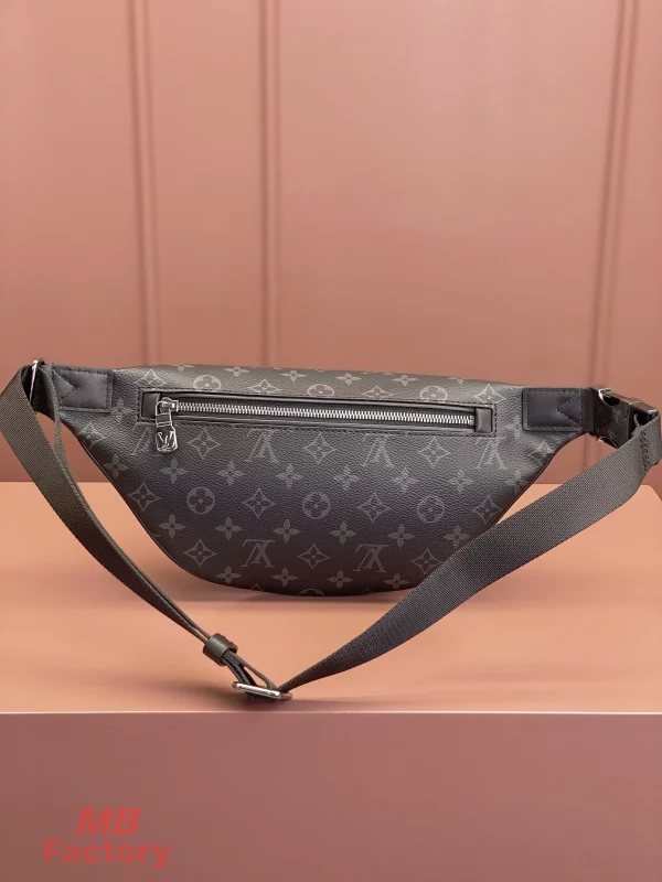 高仿名牌 LV Discovery PM 黑色 印花 小號斜背 腰包 M46035 實拍照片背面