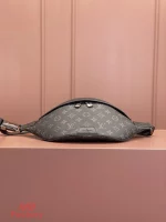 高仿名牌 LV Discovery PM 黑色 印花 小號斜背 腰包 M46035 實拍照片正面