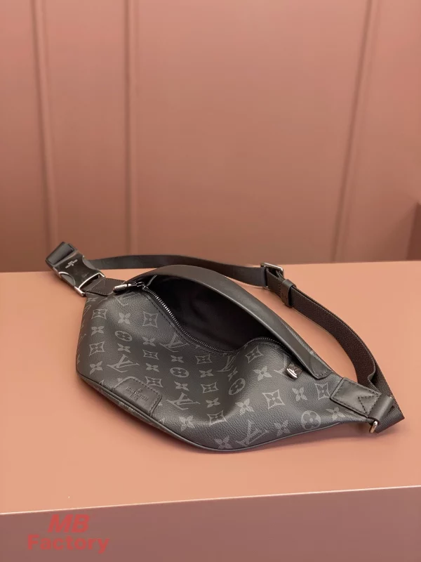 高仿名牌 LV Discovery PM 黑色 印花 小號斜背 腰包 M46035 實拍照片容量