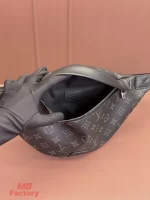 高仿名牌 LV Discovery PM 黑色 印花 小號斜背 腰包 M46035 實拍照片容量