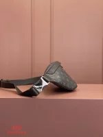 高仿名牌 LV Discovery PM 黑色 印花 小號斜背 腰包 M46035 實拍照片側面