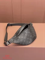 高仿名牌 LV Discovery PM 黑色 印花 小號斜背 腰包 M46035 實拍照片側面