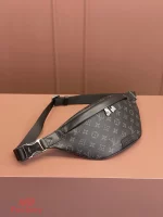 高仿名牌 LV Discovery PM 黑色 印花 小號斜背 腰包 M46035 實拍照片側面