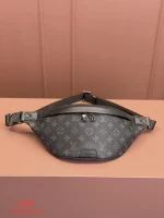 高仿名牌 LV Discovery PM 黑色 印花 小號斜背 腰包 M46035 實拍照片正面