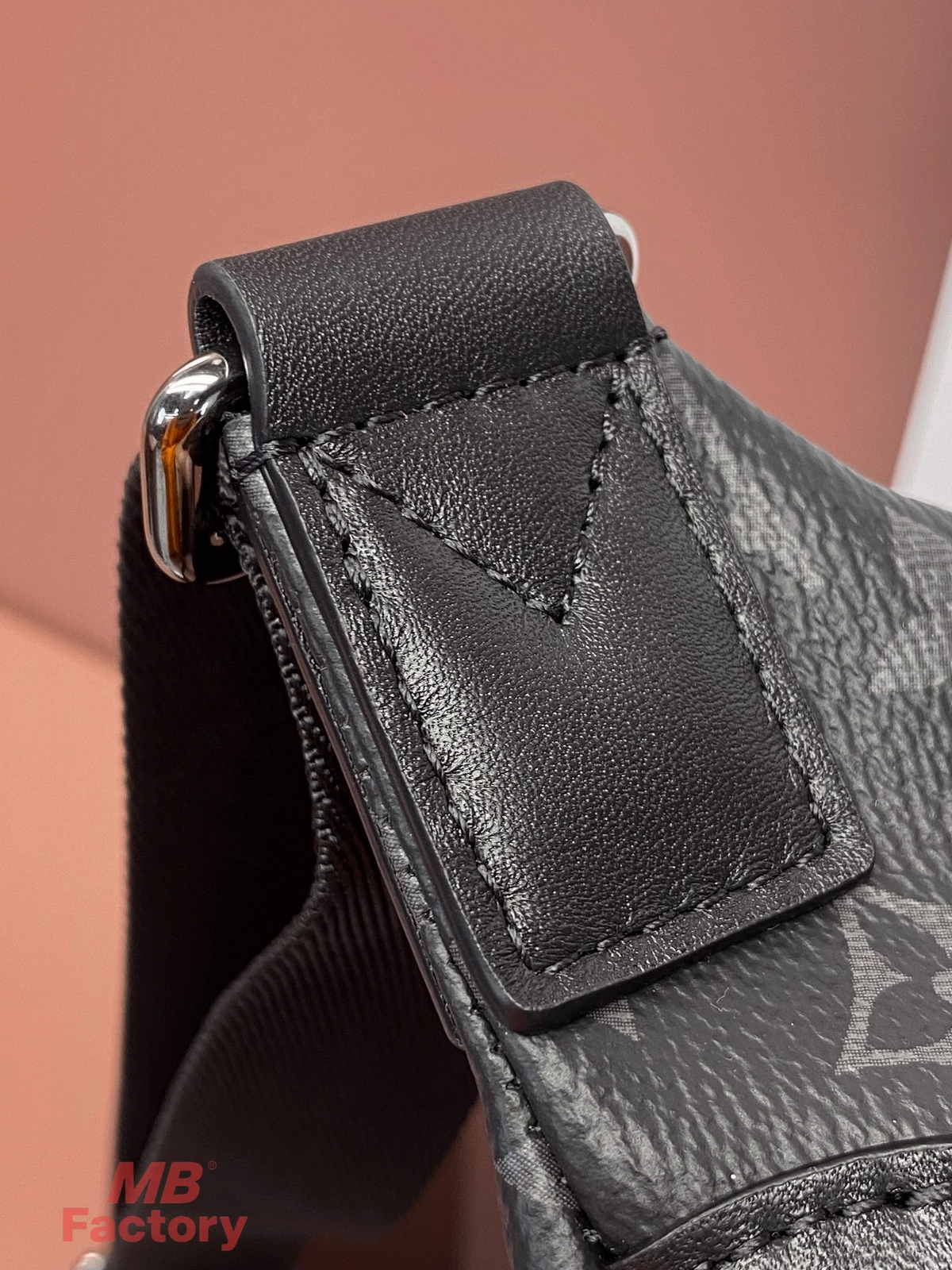 高仿名牌 LV Discovery PM 黑色 印花 小號斜背 腰包 M46035 實拍細節針綫