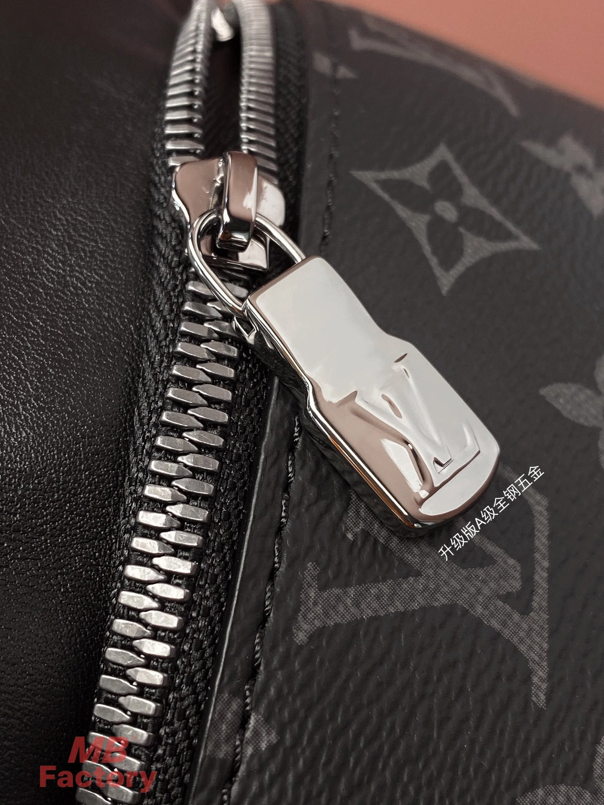 高仿名牌 LV Discovery PM 黑色 印花 小號斜背 腰包 M46035 實拍細節全鋼五金拉鏈