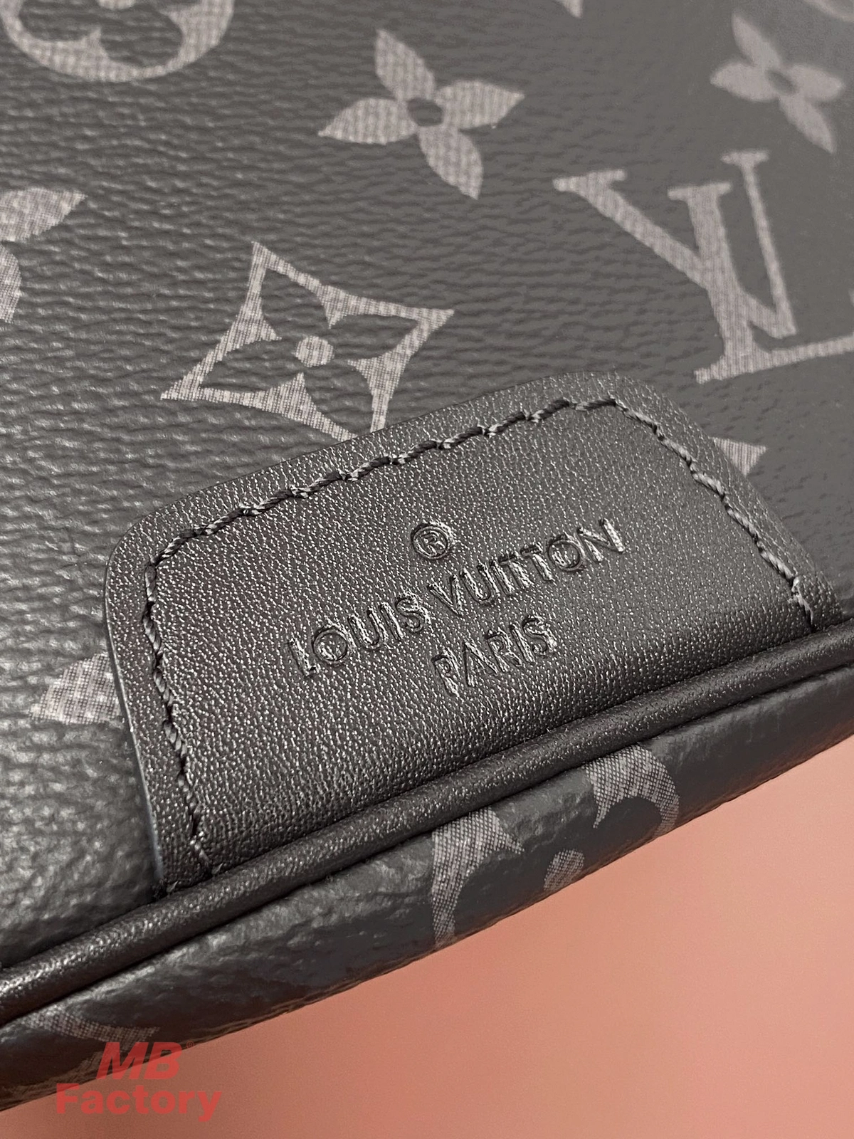 高仿名牌 LV Discovery PM 黑色 印花 小號斜背 腰包 M46035 實拍細節LOGO
