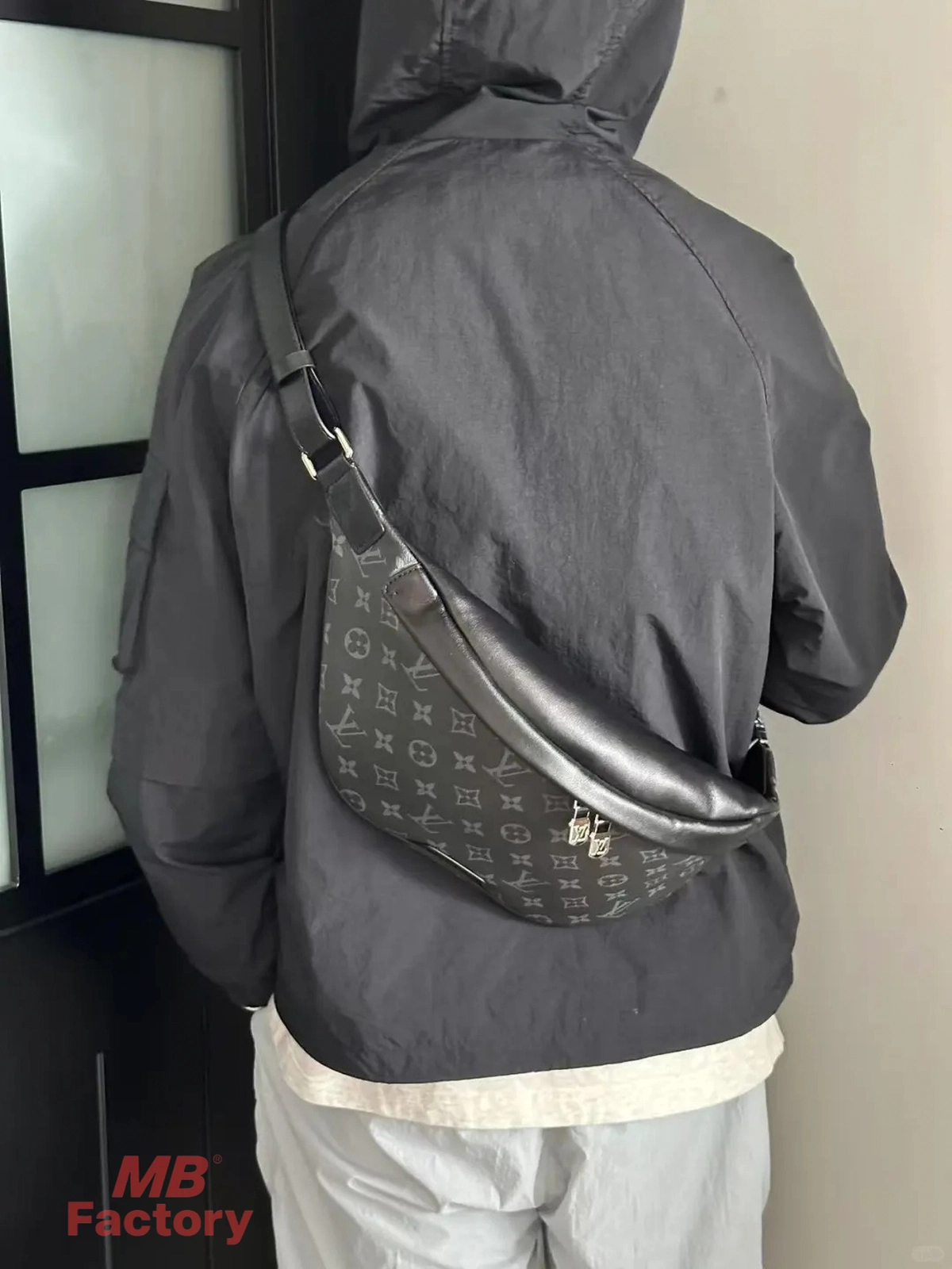 高仿名牌 LV Discovery PM 黑色 印花 小號斜背 腰包 M46035 後背上身效果