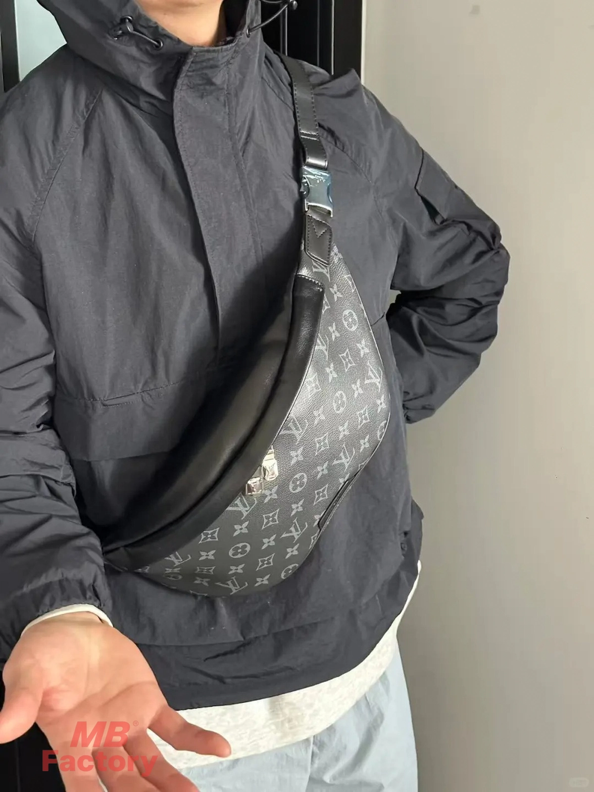 高仿名牌 LV Discovery PM 黑色 印花 小號斜背 腰包 M46035 前背上身效果