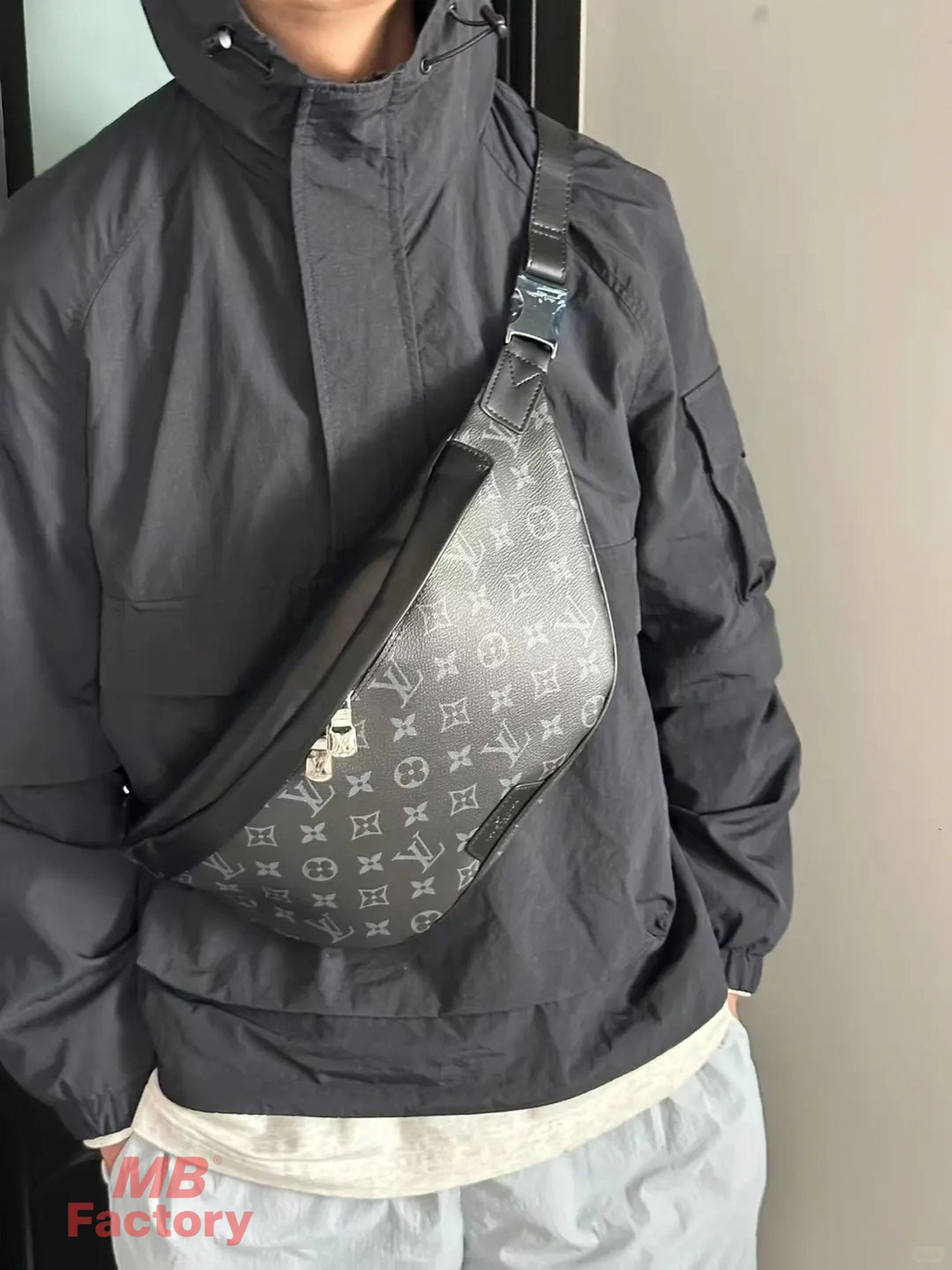 高仿名牌 LV Discovery PM 黑色 印花 小號斜背 腰包 M46035 前背上身效果
