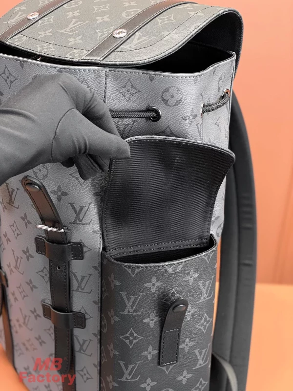 高仿奢侈品 LV Christopher MM 黑色雙拼色 印花 中號雙肩 後背包 M45419 實拍照片側邊口袋