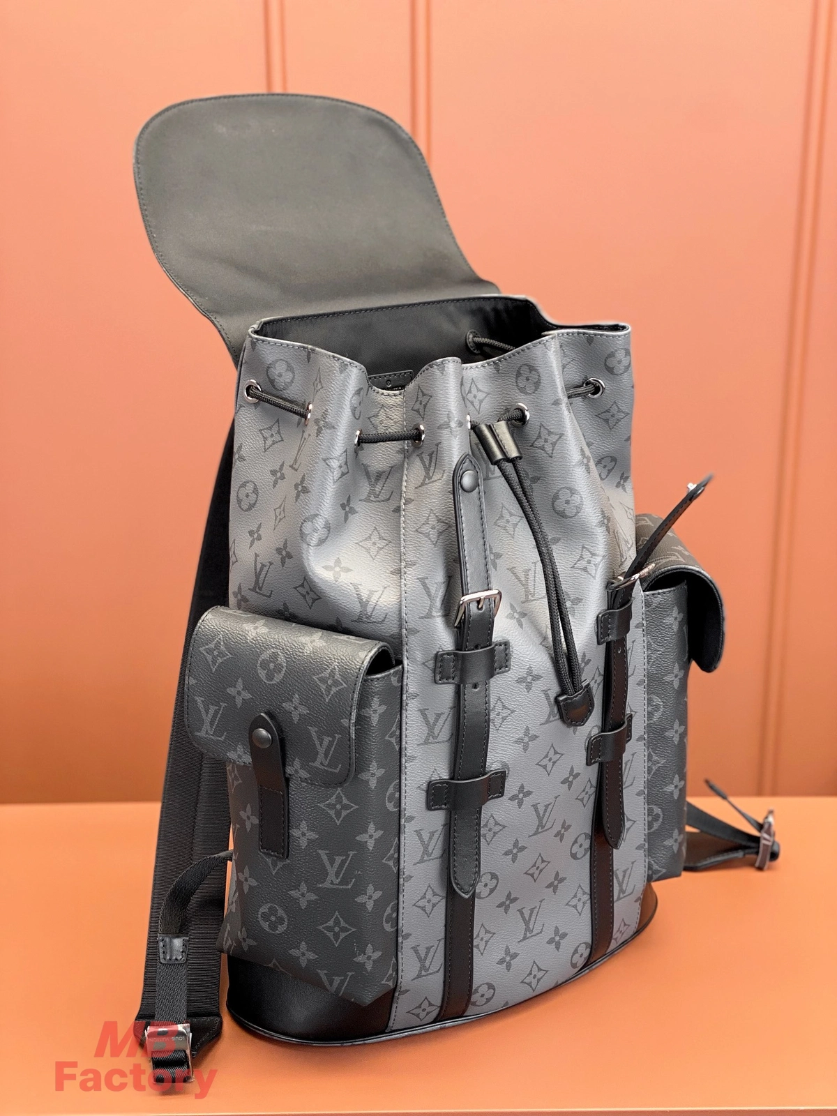 高仿奢侈品 LV Christopher MM 黑色雙拼色 印花 中號雙肩 後背包 M45419 實拍照片側邊