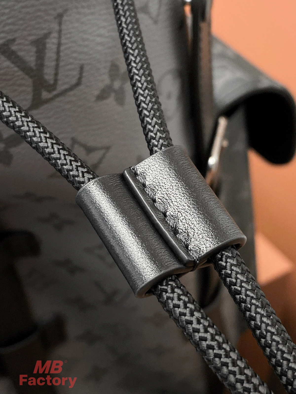 高仿奢侈品 LV Christopher MM 黑色雙拼色 印花 中號雙肩 後背包 M45419 實拍細節袋子
