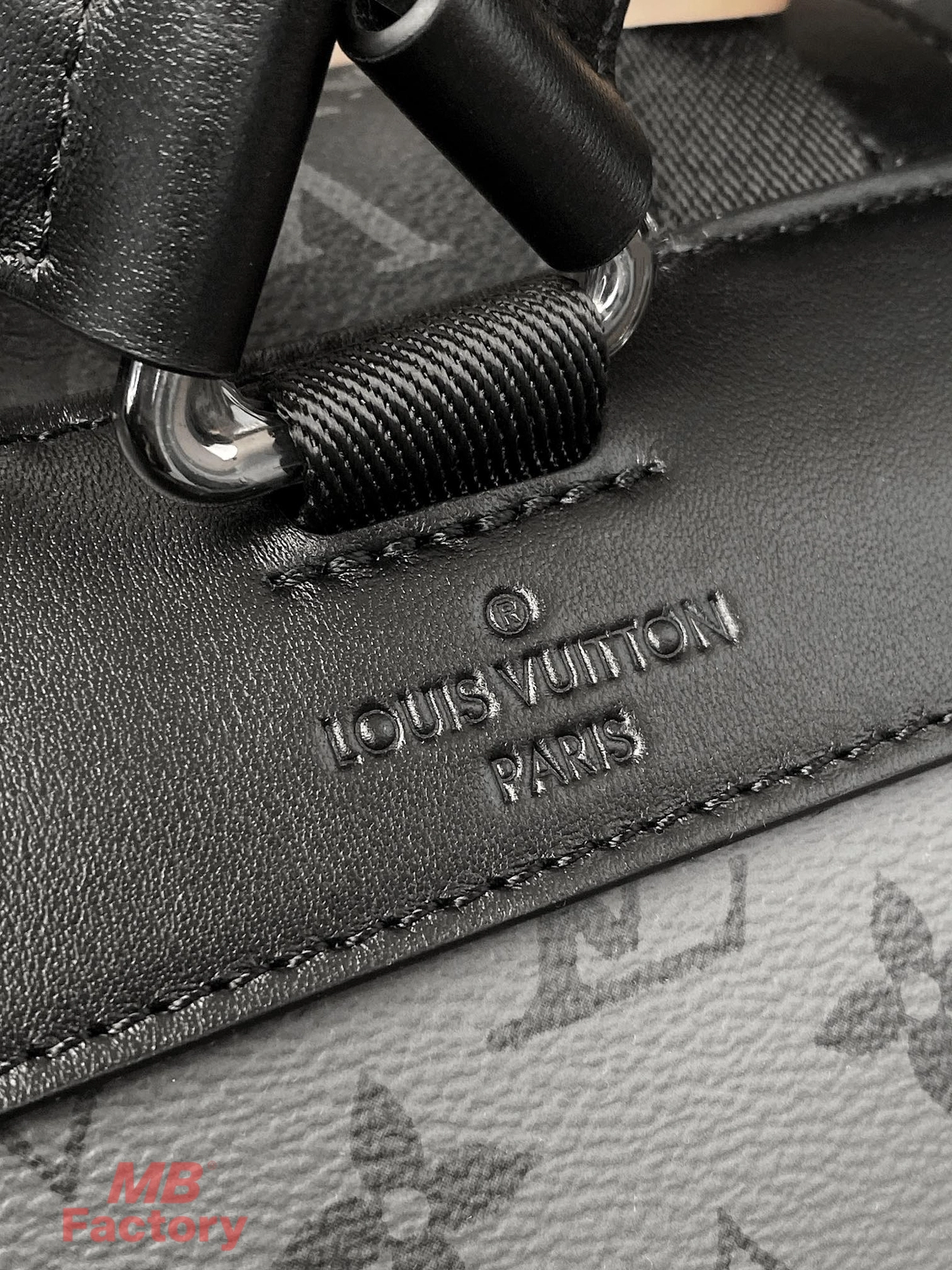 高仿奢侈品 LV Christopher MM 黑色雙拼色 印花 中號雙肩 後背包 M45419 實拍細節LOGO