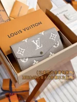 高仿精品 LV Sarah 大象灰 壓花 扣子長款錢包 M81049 實拍照片正面