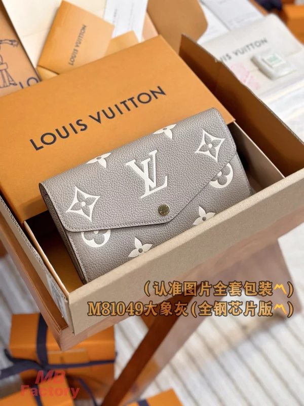 高仿精品 LV Sarah 大象灰 壓花 扣子長款錢包 M81049 實拍照片正面