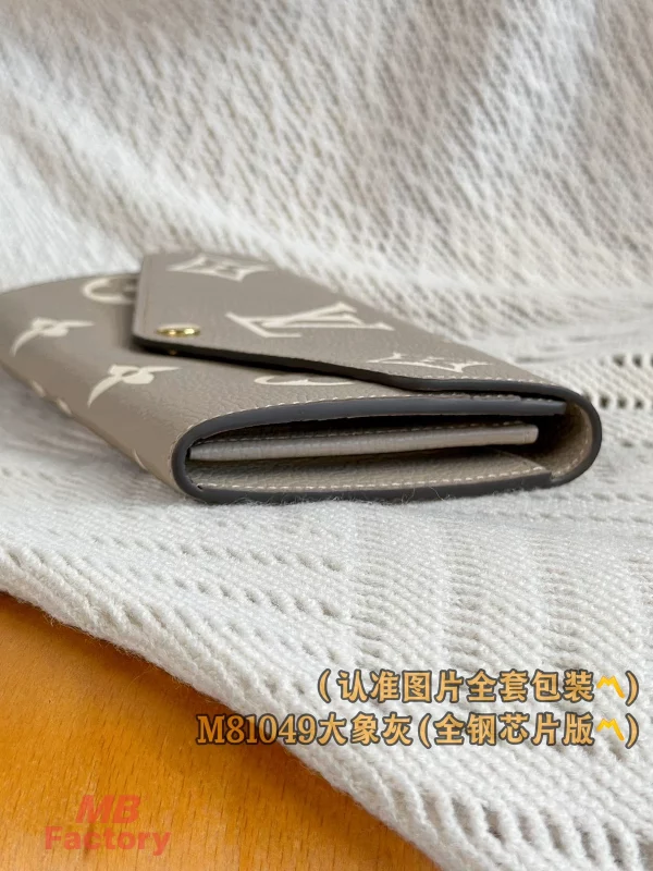 高仿精品 LV Sarah 大象灰 壓花 扣子長款錢包 M81049 實拍照片側面