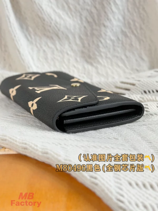 高仿精品 LV Sarah 黑色 壓花 扣子長款錢包 M80496 實拍照片側面