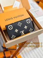 高仿精品 LV Sarah 黑色 壓花 扣子長款錢包 M80496 實拍照片背面