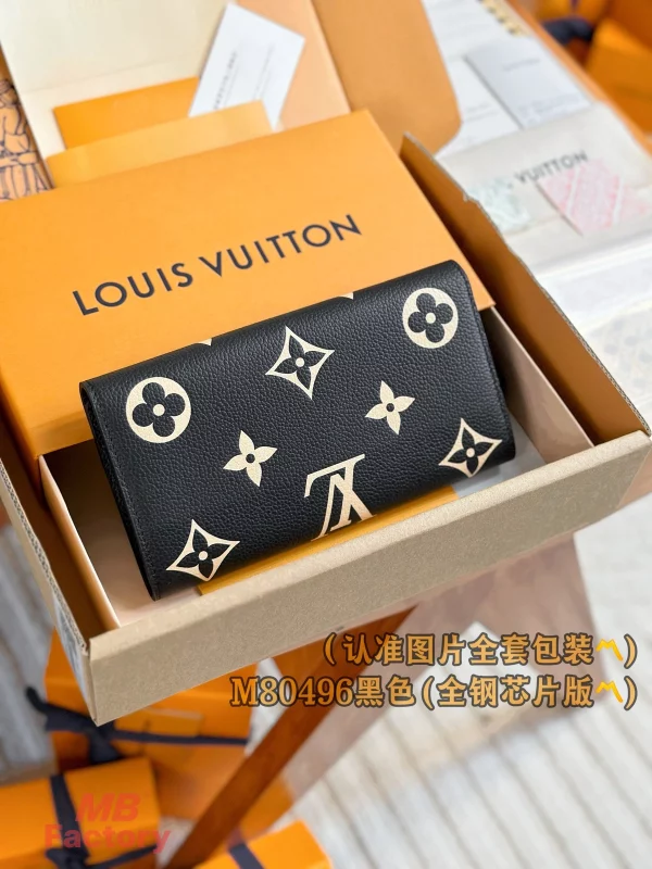高仿精品 LV Sarah 黑色 壓花 扣子長款錢包 M80496 實拍照片背面