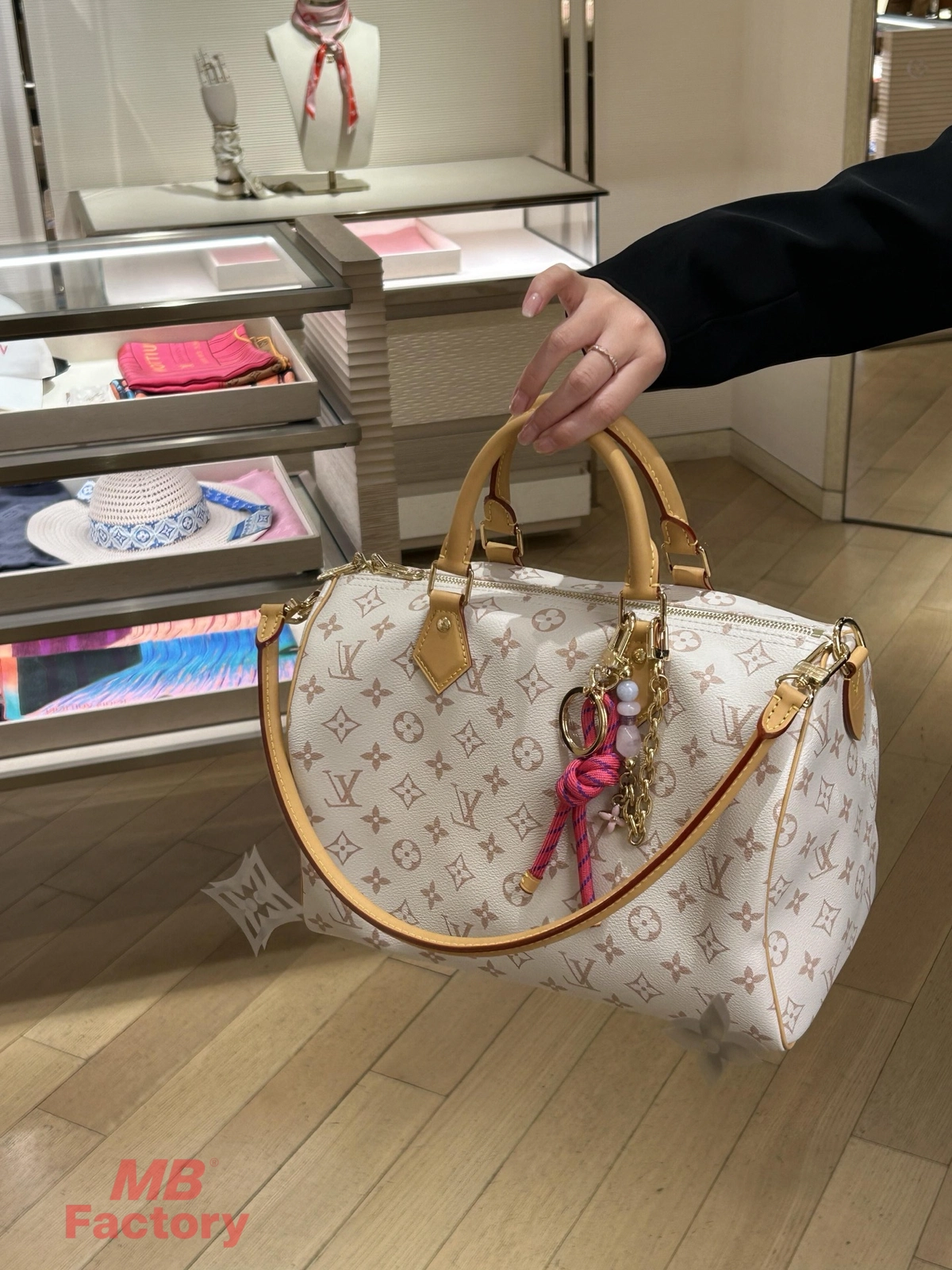 高仿精品 LV Speedy30 白花沙丘色 粉紅色 單肩 斜背 旅行包 M15108 手提上身效果-1