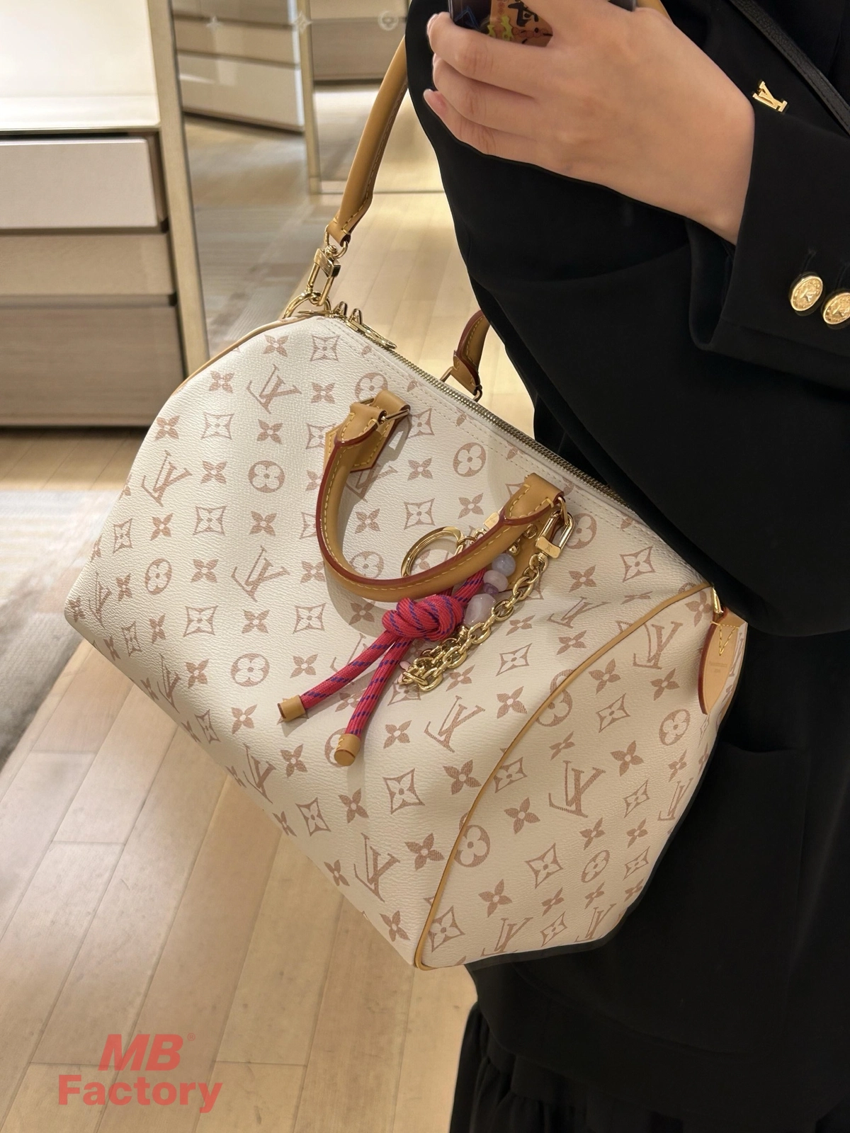 高仿精品 LV Speedy30 白花沙丘色 粉紅色 單肩 斜背 旅行包 M15108 單肩上身效果
