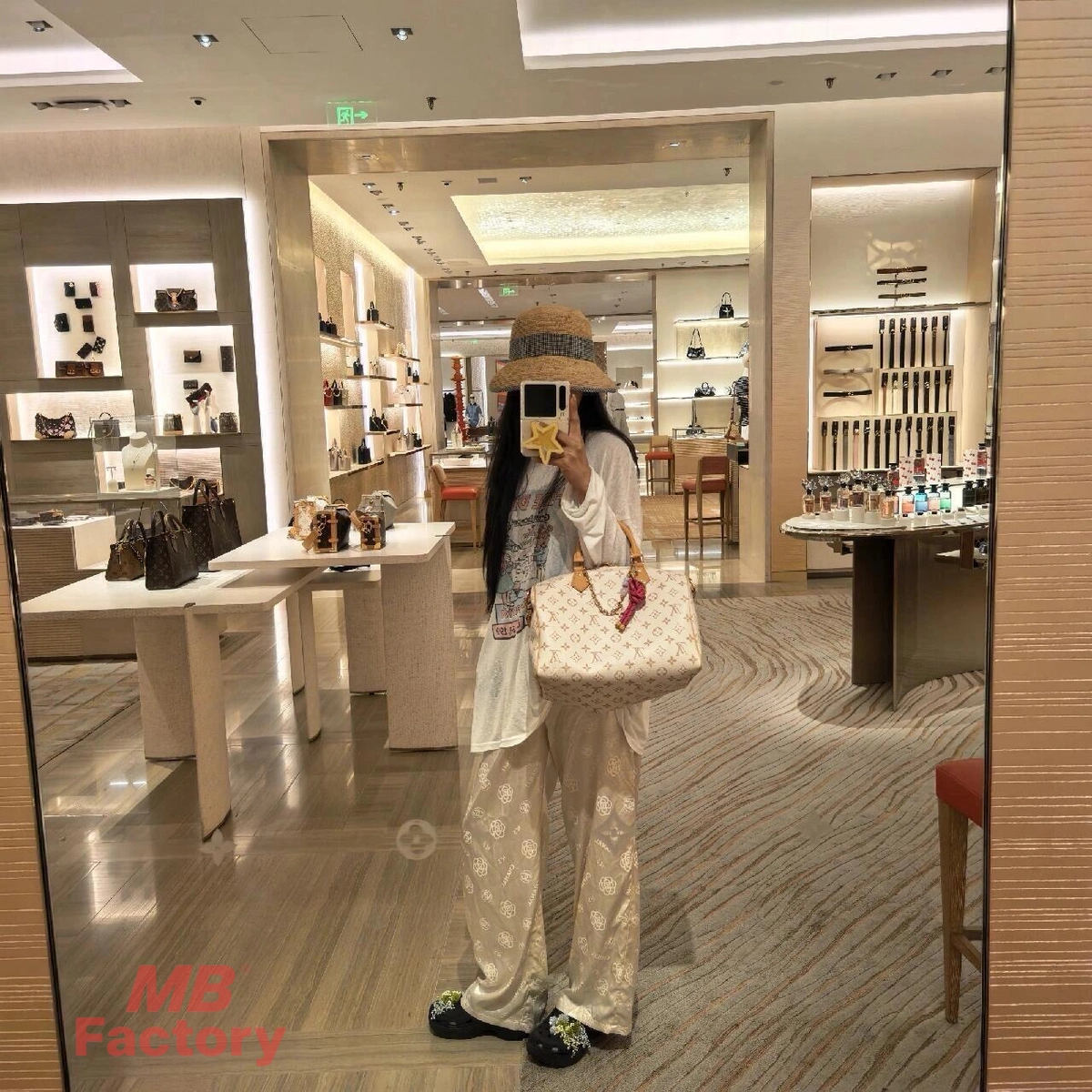 高仿精品 LV Speedy30 白花沙丘色 粉紅色 單肩 斜背 旅行包 M15108 單肩上身效果