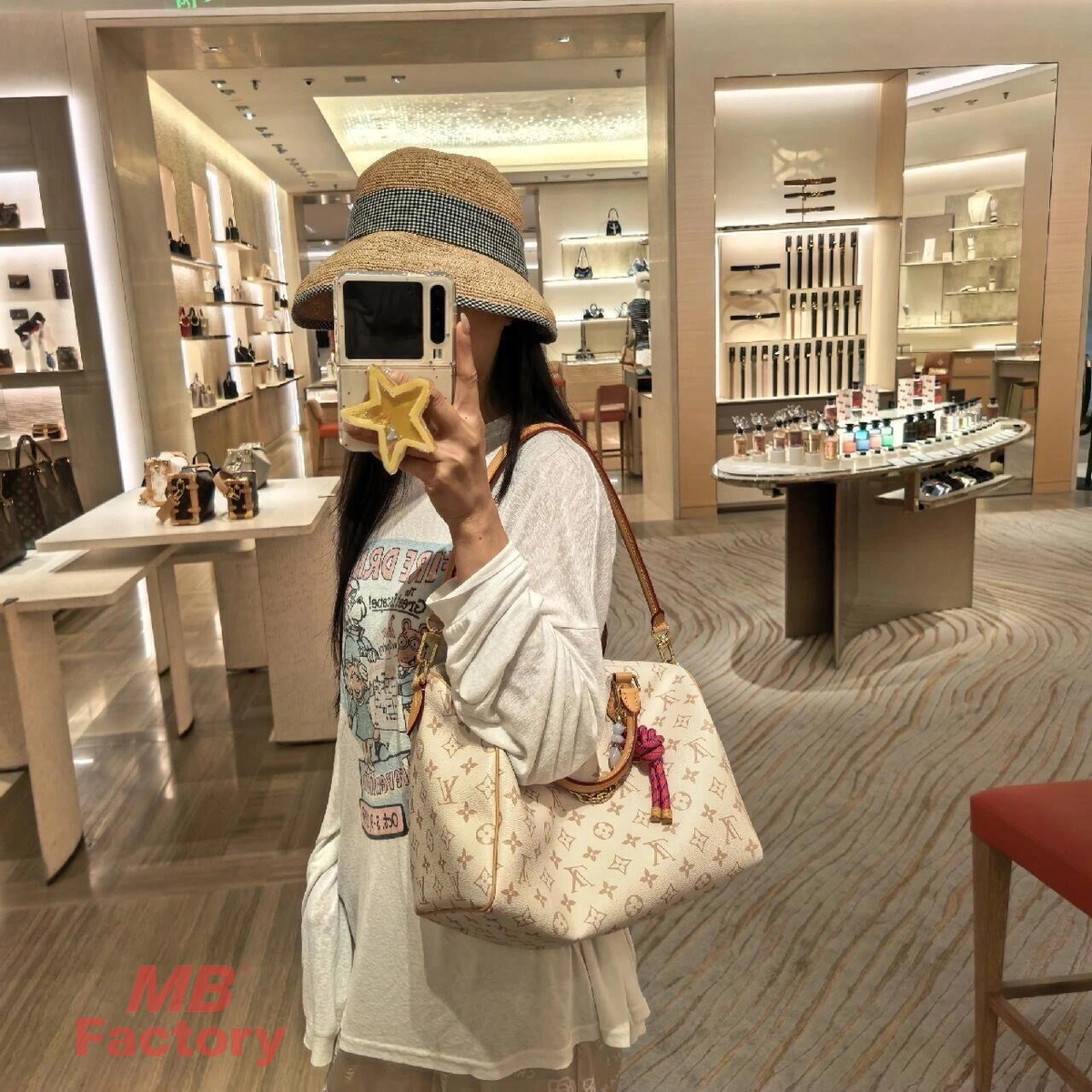 高仿精品 LV Speedy30 白花沙丘色 粉紅色 單肩 斜背 旅行包 M15108 單肩上身效果