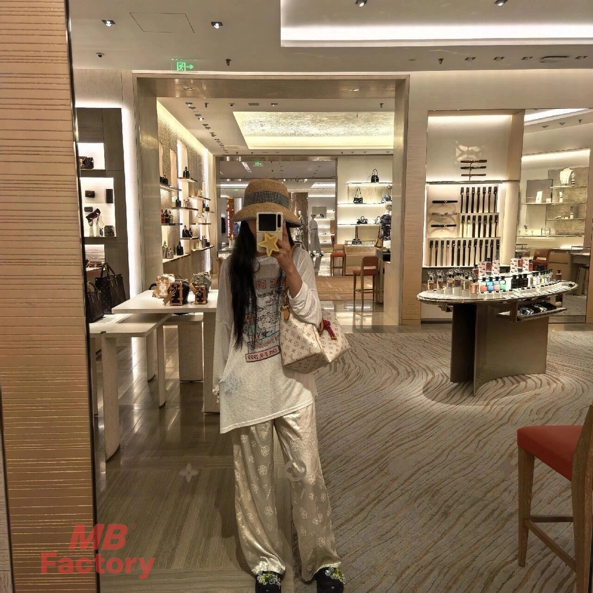 高仿精品 LV Speedy30 白花沙丘色 粉紅色 單肩 斜背 旅行包 M15108 單肩上身效果