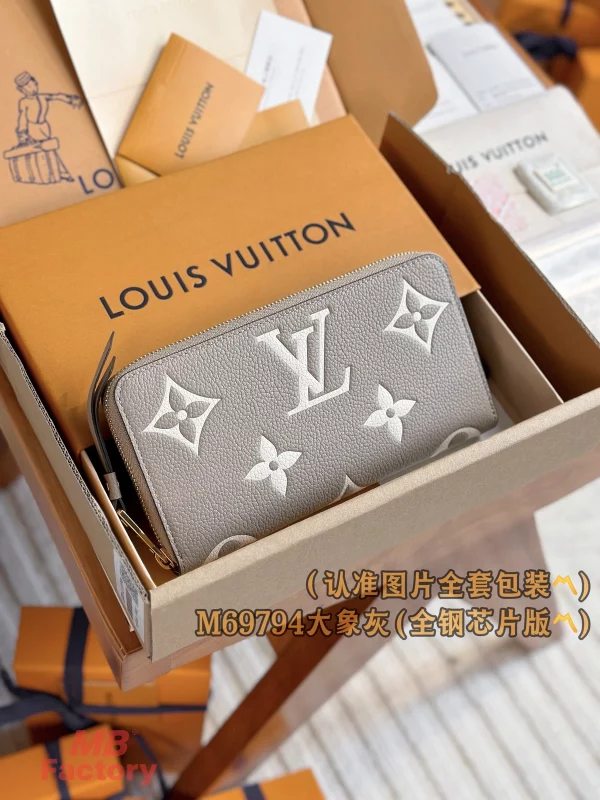 高仿精品 LV 大象灰色 壓花 拉鏈錢包 M69794 實拍照片正面