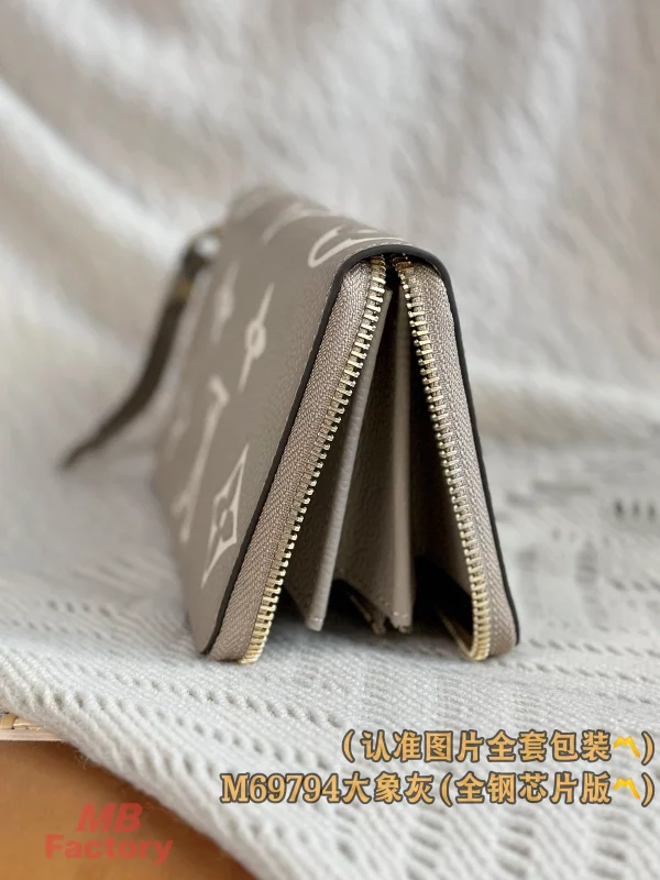 高仿精品 LV 大象灰色 壓花 拉鏈錢包 M69794 實拍照片側面