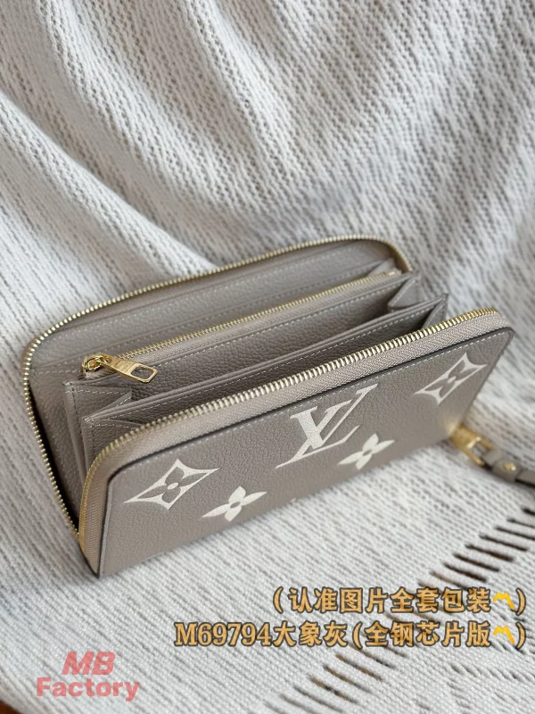 高仿精品 LV 大象灰色 壓花 拉鏈錢包 M69794 實拍照片容量